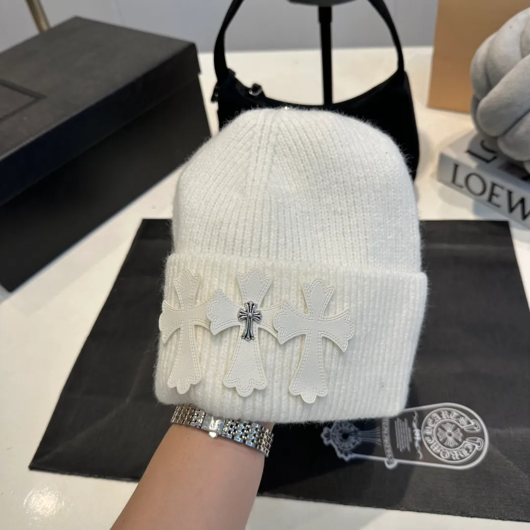P56 Crow Heart Autumn and Winter Wool Knitted Beanie This must be a favorite of minimalism. It is clean, neat, fashionable and versatile, and will definitely not be picky about your face shape! A fashionable classic that lasts forever! Fashionable black and white can be purchased together